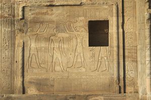 Grabado energ&iacute;a al iniciado en Kom Ombo