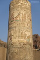 Grabado energ&iacute;a al iniciado en Kom Ombo