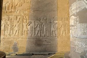 Dioses jerogl&iacute;ficos en Kom Ombo