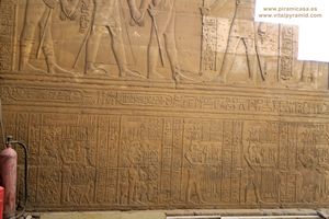Muro con  jerogl&iacute;ficos en Kom Ombo