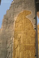 Horus e Isis Ense&ntilde;an jerogl&iacute;ficos en Kom Ombo