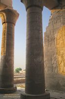 jeroglificos y columnas en Kom Ombo