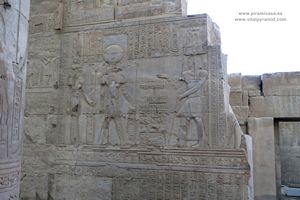 Sobek Dios Egipcio Cocodrilo y jeroglificos en Kom Ombo