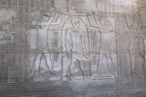Toth y Horus con el Iniciado en Kom Ombo