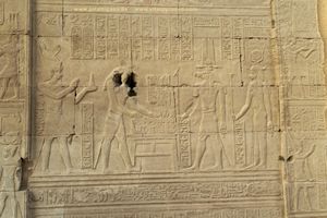 Horus y Sobek con alimentos en Kom Ombo