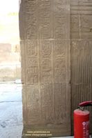 Muro y jerogl&iacute;ficos en Kom Ombo