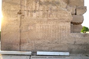 Muro  jerogl&iacute;ficos en Kom Ombo