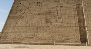 Frontal Templo Medinet Abu