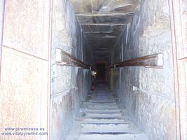 T&uacute;nel entrada Pir&aacute;mide de Meidum en Egipto