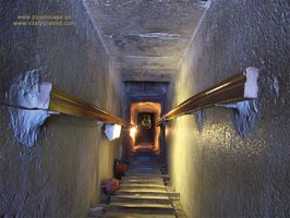 T&uacute;nel entrada Pir&aacute;mide de Meidum en Egipto