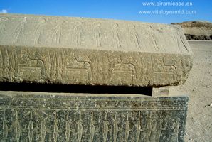 Sarc&oacute;fago con jerogl&iacute;ficos exterior de la Pir&aacute;mide de Meidum en Egipto