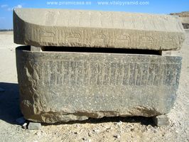 Sarc&oacute;fago con jerogl&iacute;ficos exterior de la Pir&aacute;mide de Meidum en Egipto