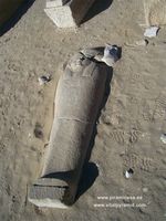 Sarc&oacute;fagos con jerogl&iacute;ficos exterior de la Pir&aacute;mide de Meidum en Egipto