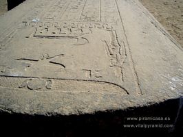 Sarc&oacute;fagos con jerogl&iacute;ficos exterior de la Pir&aacute;mide de Meidum en Egipto