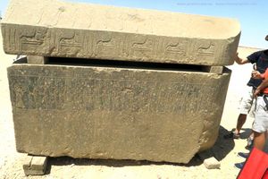 Sarc&oacute;fago con jerogl&oacute;ificos exterior de la Pir&aacute;mide de Meidum en Egipto