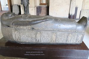 Sarc&oacute;fago ascensional Iniciado en Museo de El Cairo fotos im&aacute;genes