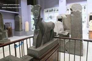 Escriba jerogl&iacute;ficos escon Hator estatua Museo de El Cairo foto
