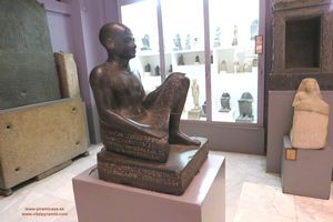 Hombre arrodillado Museo de El Cairo fotos im&aacute;genes