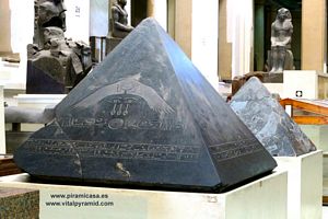 Piramidion Egipto Museo de El Cairo fotos im&aacute;genes