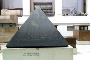 Piramidi&oacute;n con jerogl&iacute;ficos Museo de El Cairo fotos im&aacute;genes