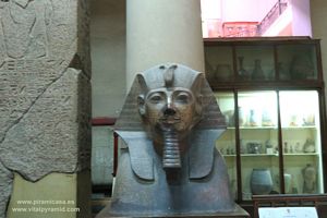 Estatua Fara&oacute;n piedra Museo de El Cairo fotos im&aacute;genes