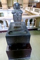 Estatua con  jerogl&iacute;ficos Museo de El Cairo fotos im&aacute;genes
