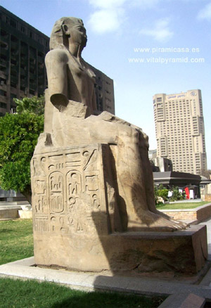 Estatua faraon jardines  Museo de El Cairo fotos im&aacute;genes