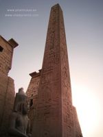 Obelisco Karnak jerogl&iacute;ficos entrada