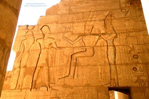 Isis y Osiris dan poder al Fara&oacute;n en el Rameseum Egipto