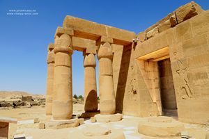 Entrada Rameseum Egipto