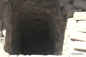 Pozos hacia los subterrr&aacute;neos en el Rameseum Egipto