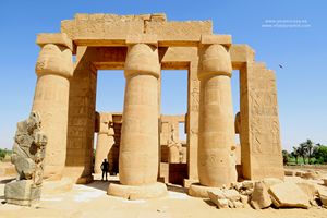 columnas en el Rameseum Egipto